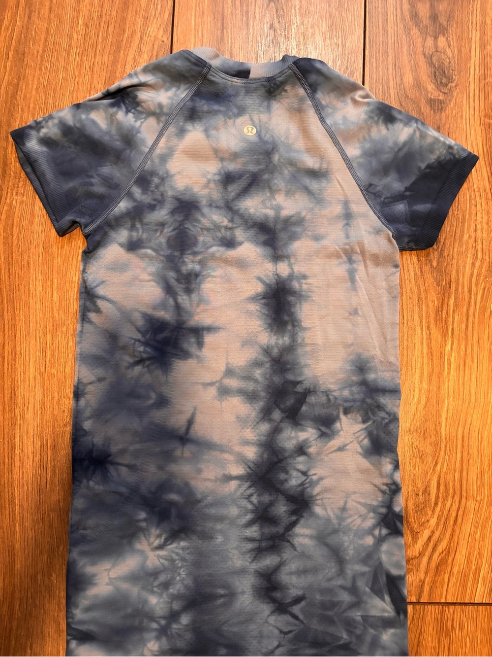 lululemon athletica Tie-Dye Blue Short Sleeve size 2 - Picture 2 of 3